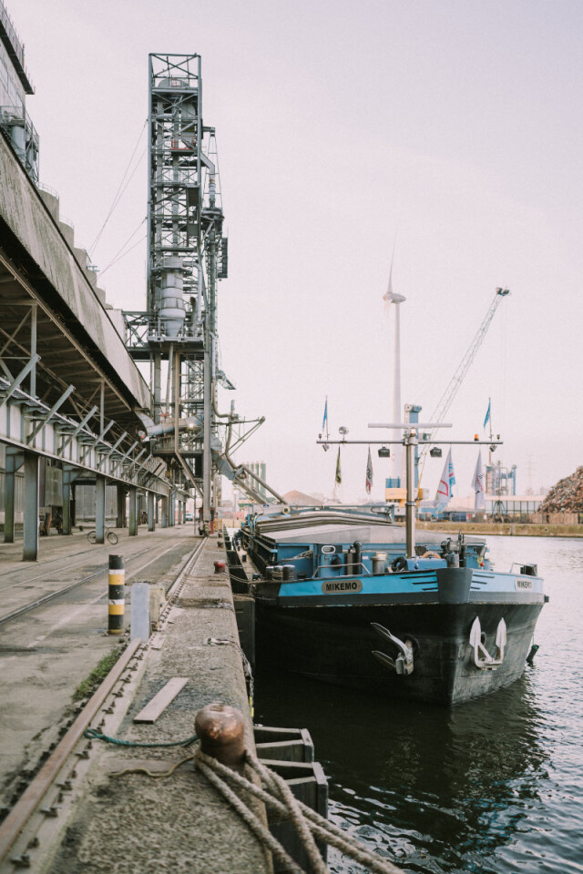 Mikemo Agrominne na laden aan dock